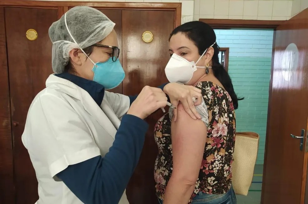 Santos amplia público de vacinação contra a gripe e bivalente da covid-19