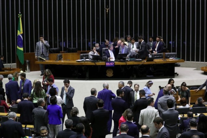 Câmara analisa urgência de projeto sobre fake news; acompanhe