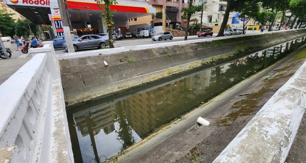 Vazamento de combustível em posto atinge Canal 3 e mobiliza Meio Ambiente de Santos