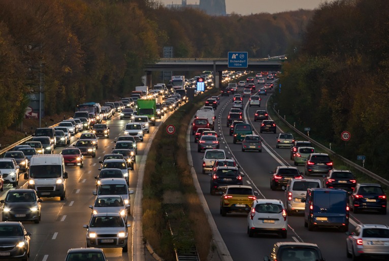 Subida da Baixada Santista para São Paulo segue lenta e com pontos de congestionamento