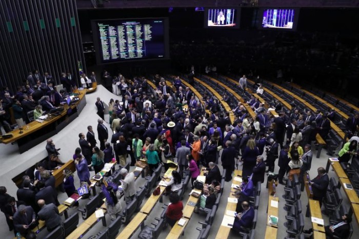 Câmara pode votar nesta quarta-feira projeto que equipara salário entre homens e mulheres