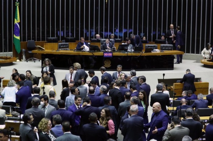 Plenário aprova urgência para três acordos internacionais; acompanhe