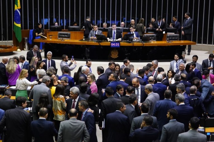 Lei restabelece reserva da margem consignável para cartão de benefício de servidores federais