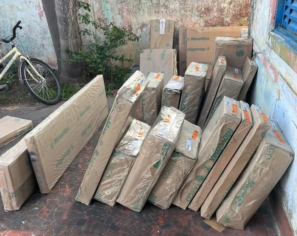Polícia recupera carga de móveis roubada em Guarujá;menor estava com drogas no local