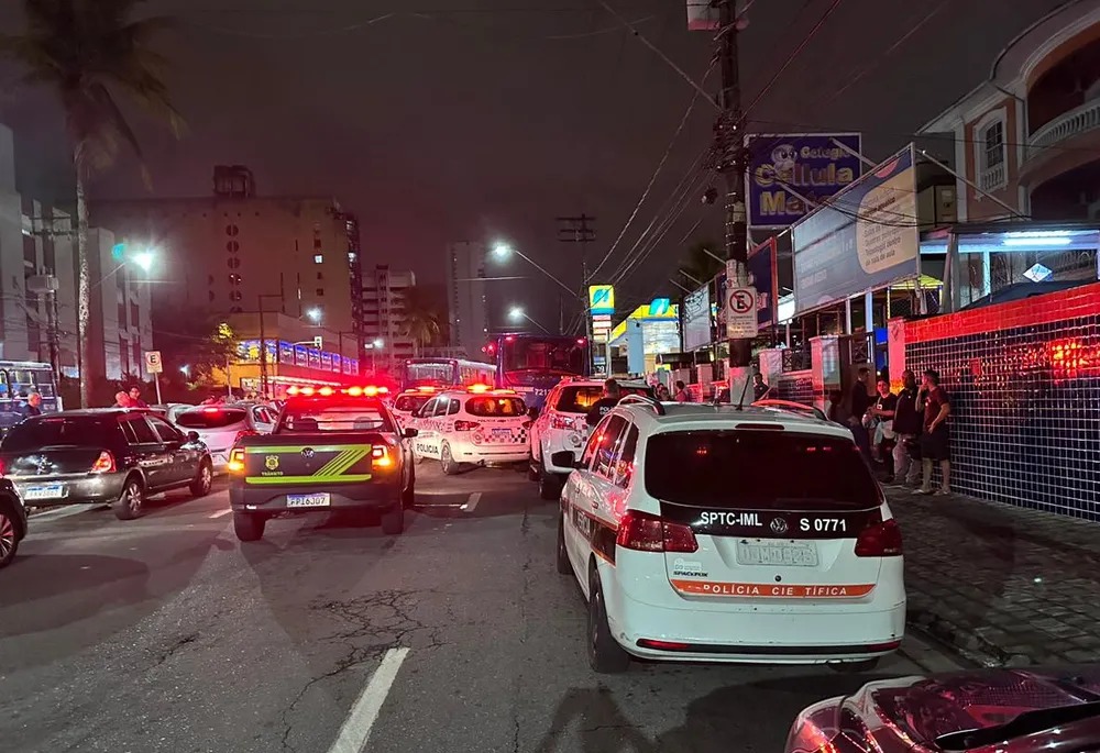 Criança de dois anos escapa da mão da mãe e morre atropelada por ônibus