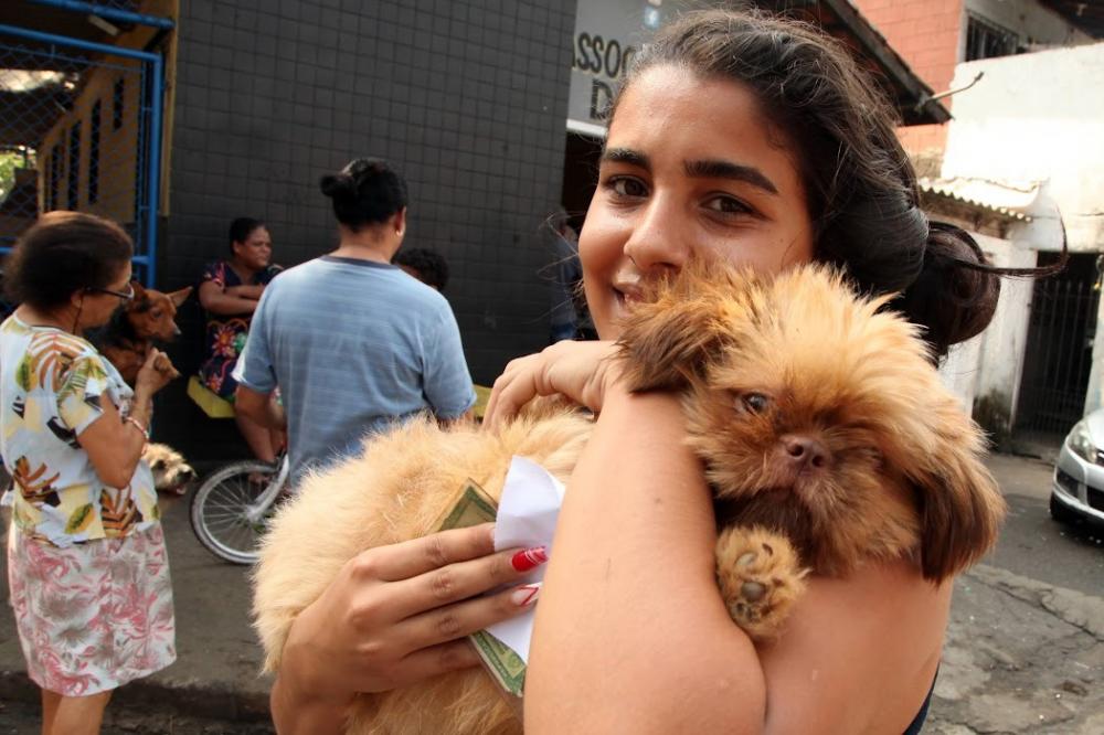 Campanha de vacinação de animais começa com 154 bichinhos vacinados em Santos