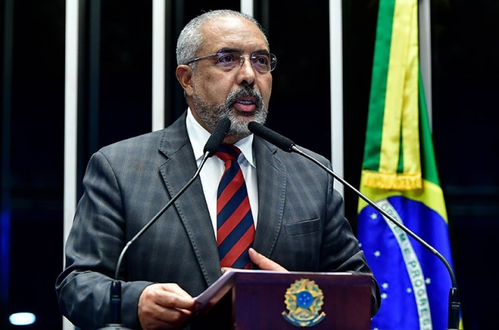Paim defende projeto de igualdade salarial entre homens e mulheres