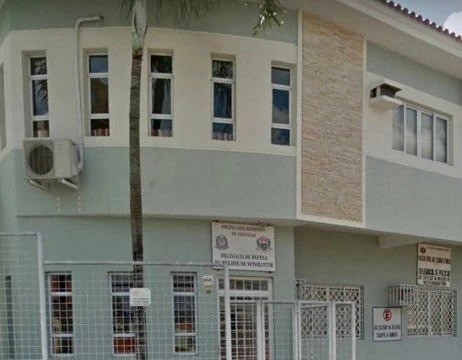 Criança de dois anos com dor na genitália reclama de 