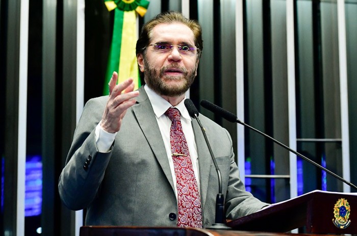 Plínio Valério acusa ONGs de espalhar notícias falsas sobre questões ambientais