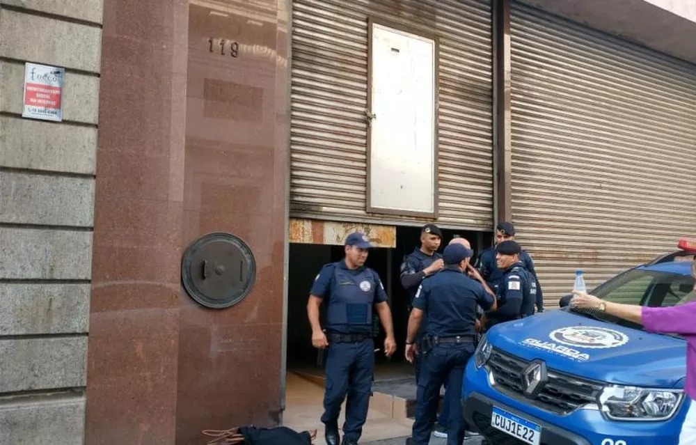 Ladrão de cobre é preso em Santos após invadir prédio para furtar cobre; foi flagrado por câmeras