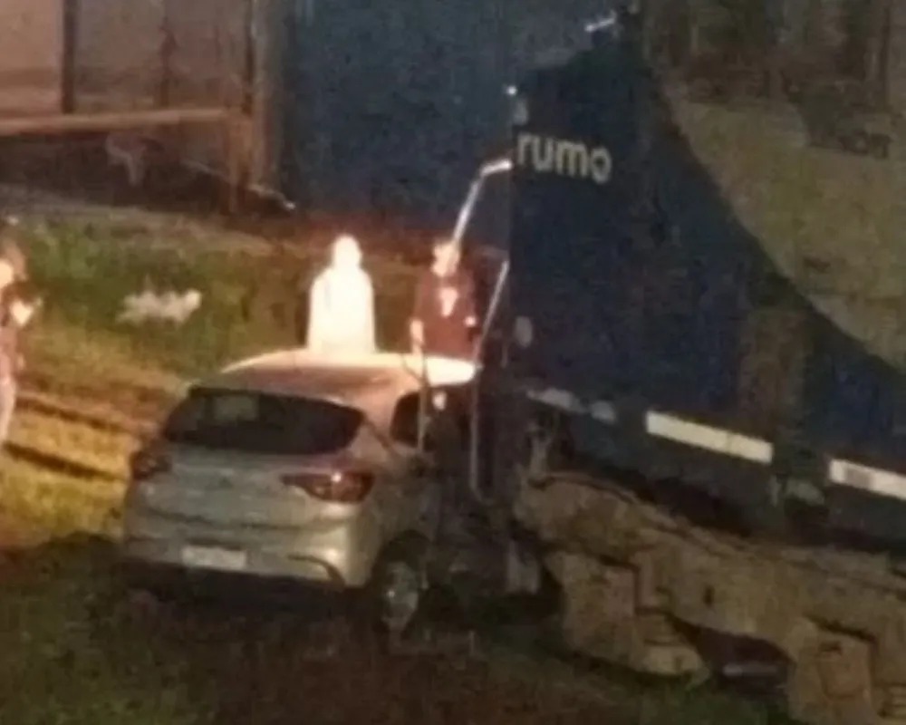 Acidente entre carro de passeio e trem da Rumo parou trânsito e travessia de barcas