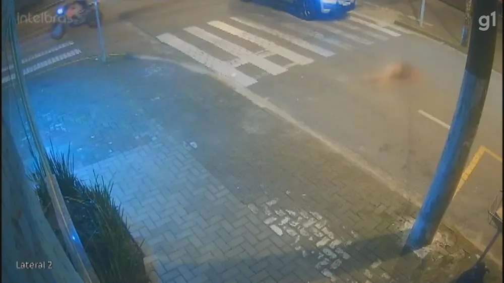 Motoqueiro invade faixa de pedestre e atropela idosa que foi parar na UTI 