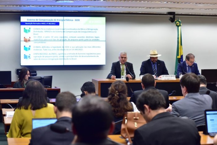 Deputados criticam regulamentação da Aneel para lei da geração distribuída