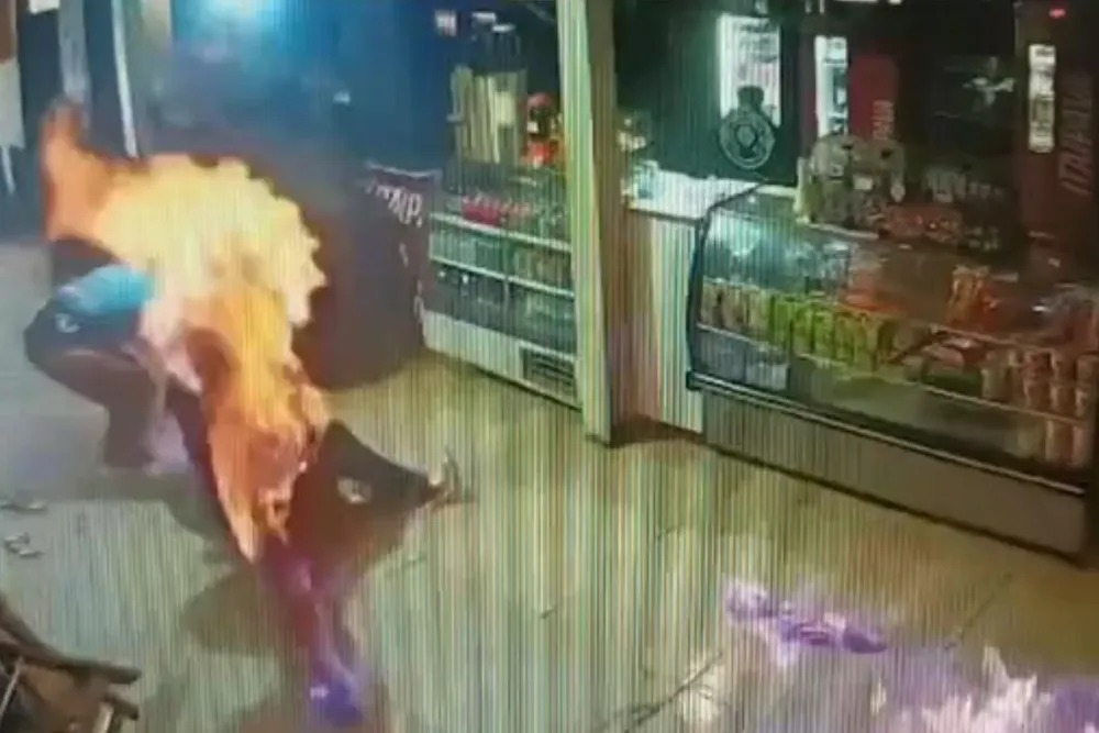 Mulher é presa depois de atear fogo em outras duas;uma delas morreu em chamas