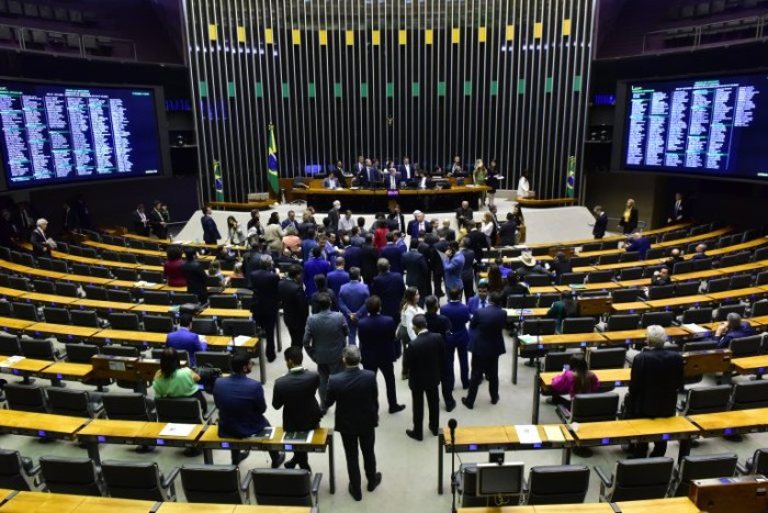 Deputados aprovam urgência para projeto que inclui educação política em currículo escolar