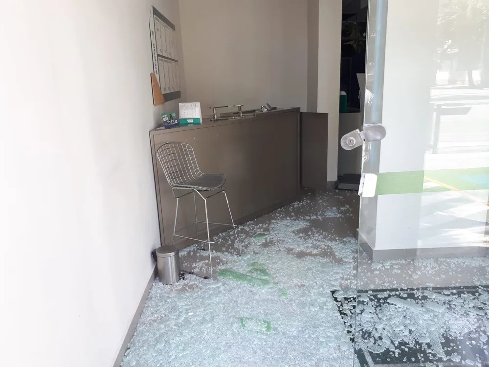 Agência de cooperativa de crédito foi arrombada e ladrões levaram o dinheiro do cofre