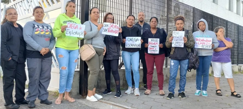Funcionários que cuidam da limpeza de prédios da Justiça 