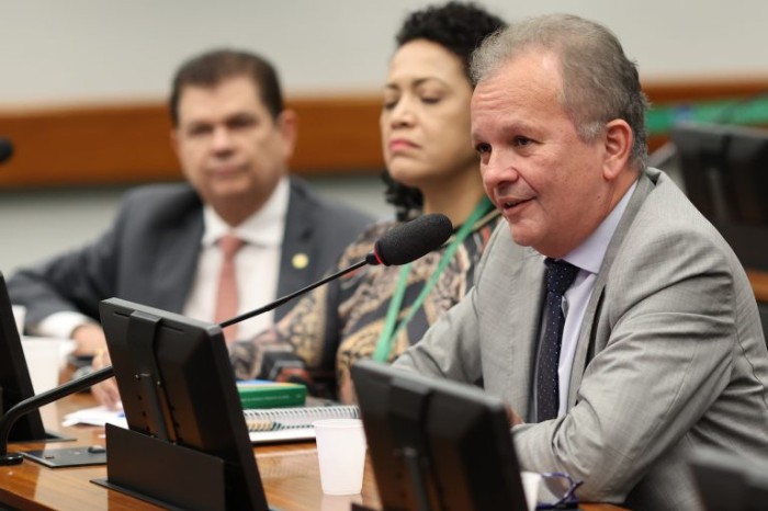 Projeto classifica oficial de justiça como carreira típica de estado
