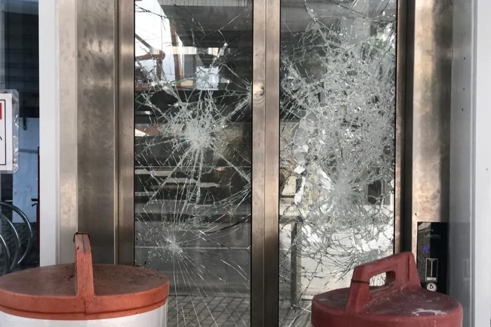 Homem ataca elevador da passarela de embarcação em Santos