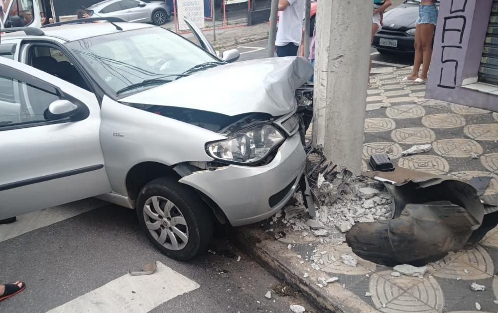Homem morre ao bater com carro em poste em Jundiaí;acidente no Jardim Pacaembu