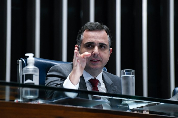 Pacheco suspende sessão, que será reaberta nesta quinta-feira