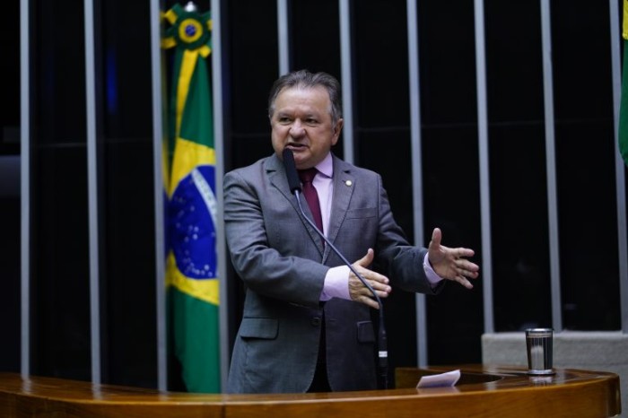 Comissão aprova projeto que prevê descredenciamento de escola privada que recusar matrícula