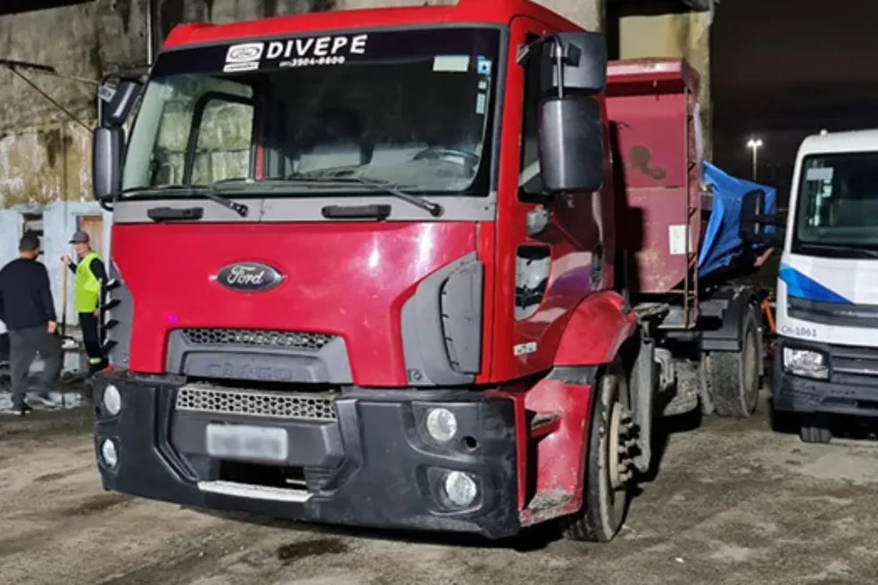 Fiscais flagram caminhão transportando resíduos da construção civil;não era autorizado