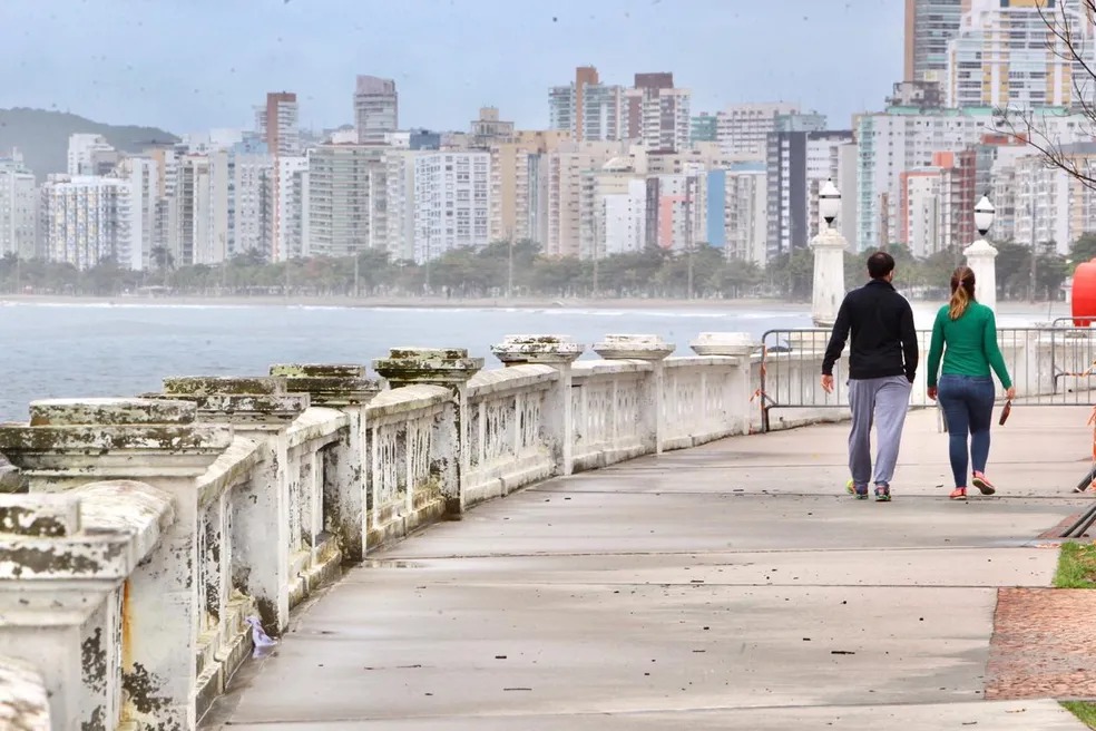 Ladrão rouba farmácia, corre da Polícia, se atira ao mar e foge a nado