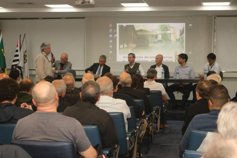 População tira dúvidas e dá sugestões ao futuro Parque Valongo, em Santos