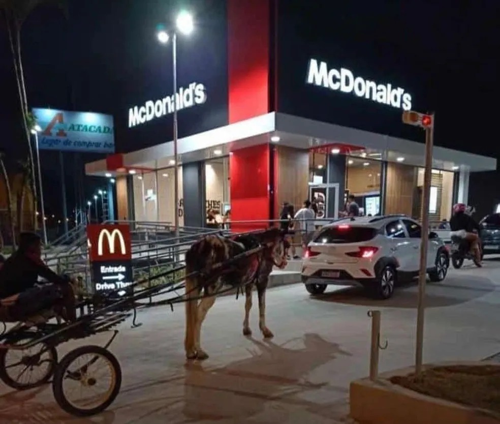 Charreteiro entra na fila de drive-thru e chama a atenção em São Vicente