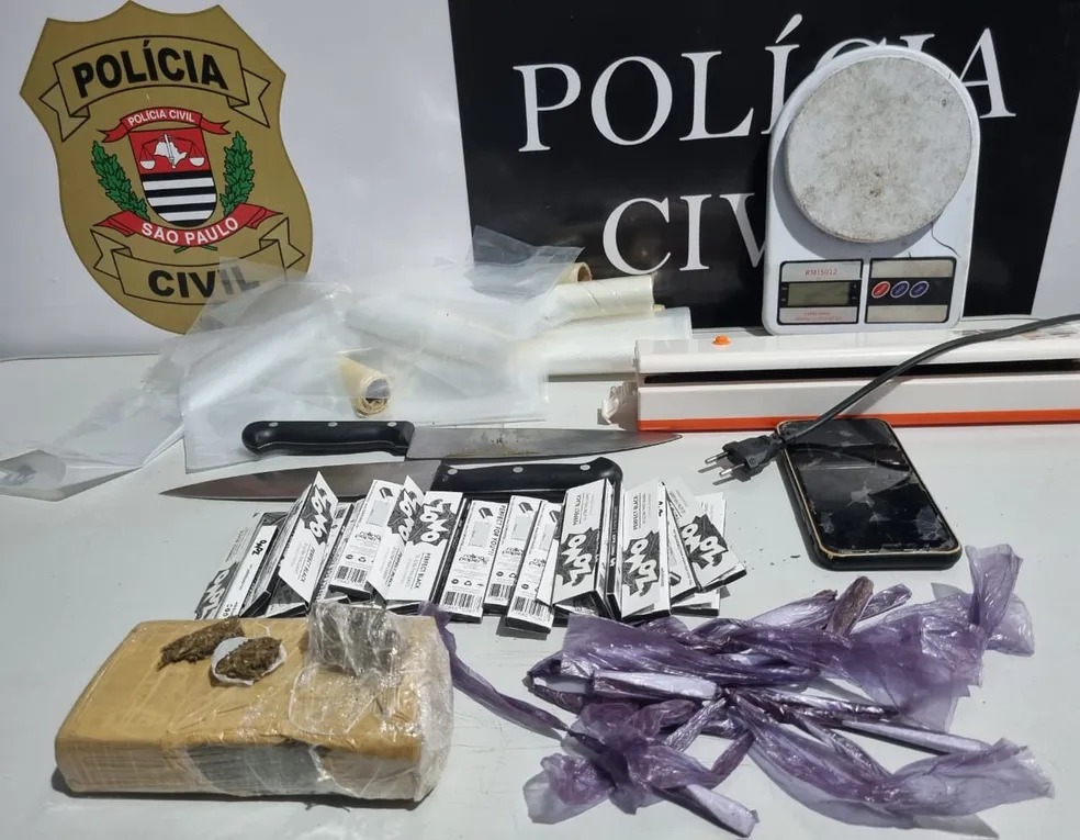 Acusado de tráfico escondia drogas e facas em buraco na parede da casa;foi preso
