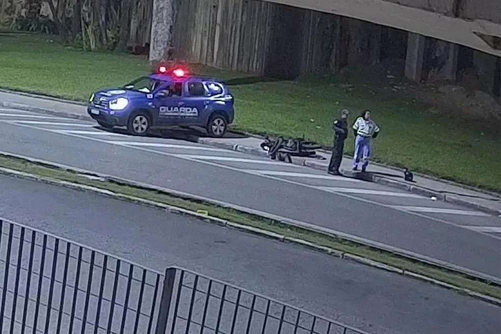 Motoqueiro pilotando bêbado causa acidente, tenta fugir e acaba preso
