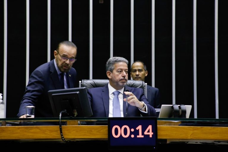 Plenário analisa projeto sobre rol taxativo da ANS; acompanhe