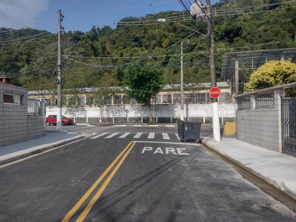 Três ruas do Saboó, em Santos, já contam com sarjetas, guias, calçadas e asfalto novos