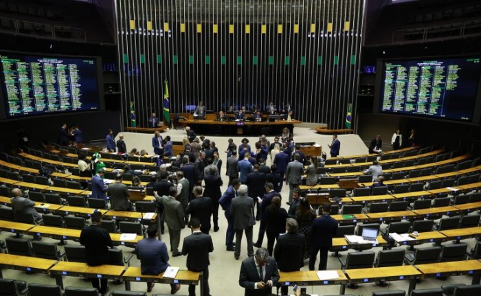 Plenário analisa pedido de urgência para projeto que tipifica crimes de discriminação contra pessoas politicamente expostas; acompanhe