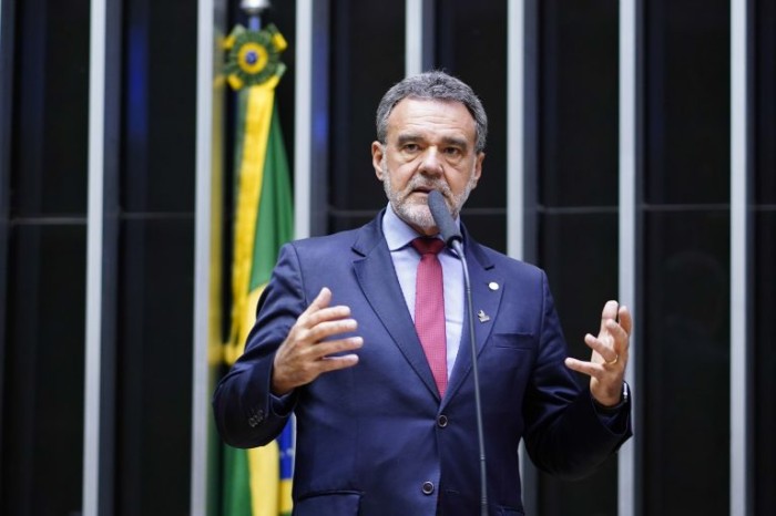 Comissão aprova projeto que obriga empresa a comunicar doença que exige quarentena