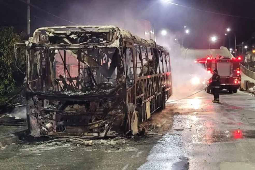 Ladrões invadem ônibus, roubam o motorista e ateiam fogo no coletivo