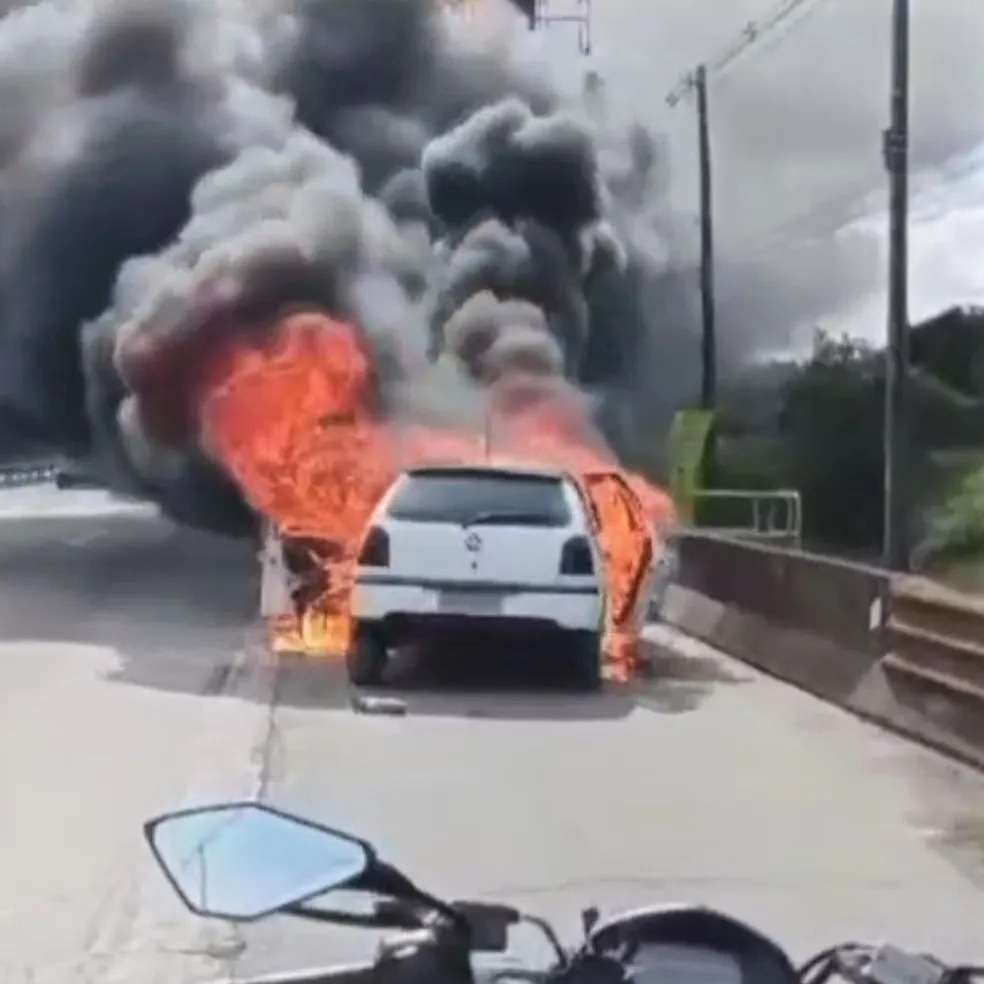Carro vira 