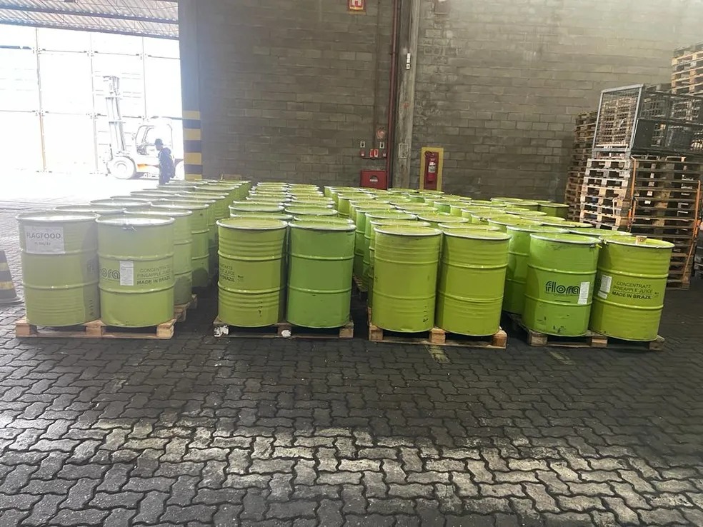 Polícia apreende 300 quilos de cocaína em recipientes de suco; tudo em uma transportadora