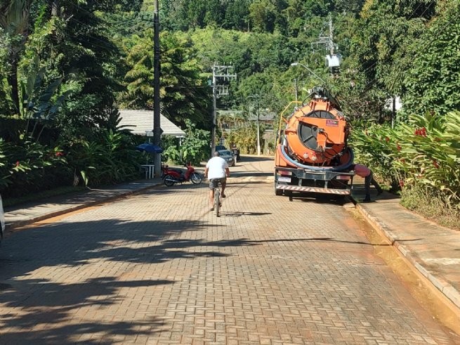 Serviços de manutenção urbana são executados em vias públicas dos bairros da Costa Sul de São Sebastião