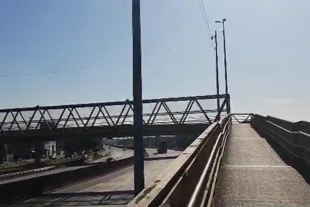 Ladrões agridem jovem durante roubo na passarela;um deles estaria armado