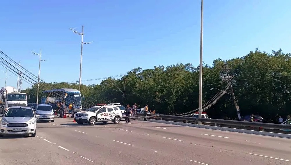 Motorista perde controle, bate em poste a ainda atinge motociclista