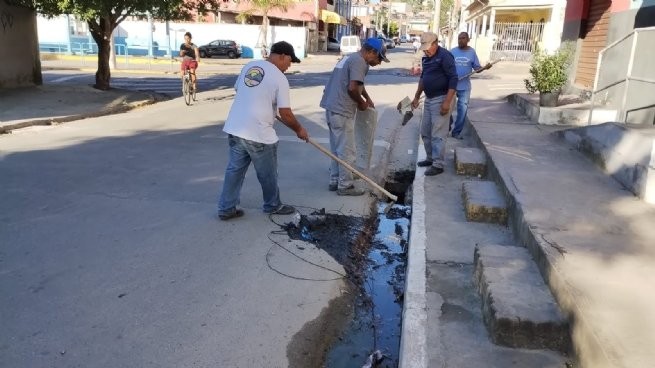 Rede de galerias águas pluviais do bairro Topolândia e região passam por manutenção e desobstrução