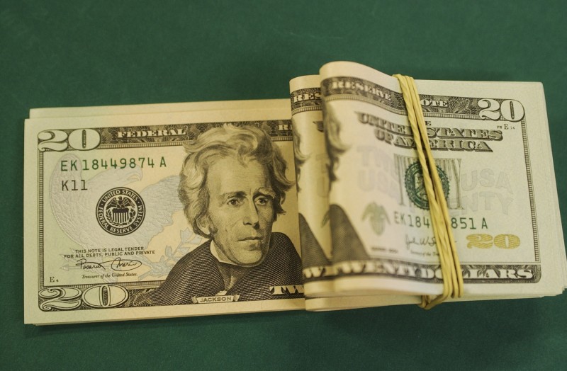 Dólar cai para R$ 5,22 após reunião do Copom