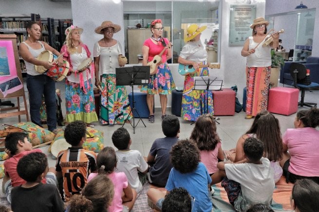 Grupo de Fandango Aleluia se apresenta para alunos da rede municipal na Biblioteca