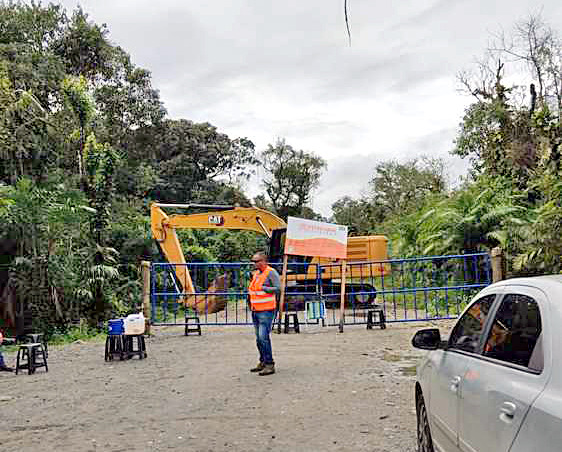 Trabalhadores fazem protesto em principal via de acesso a rodovia 