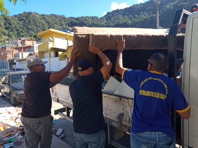 Prefeitura de São Sebastião retira dez caminhões de materiais inservíveis do bairro Topolândia e região