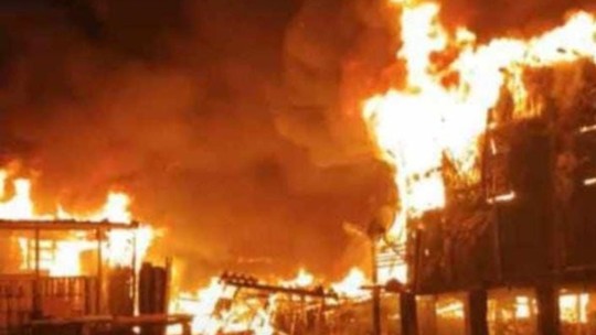Em Guarujá, incêndio consome 36 casas e Prefeitura tenta abrigar famílias 