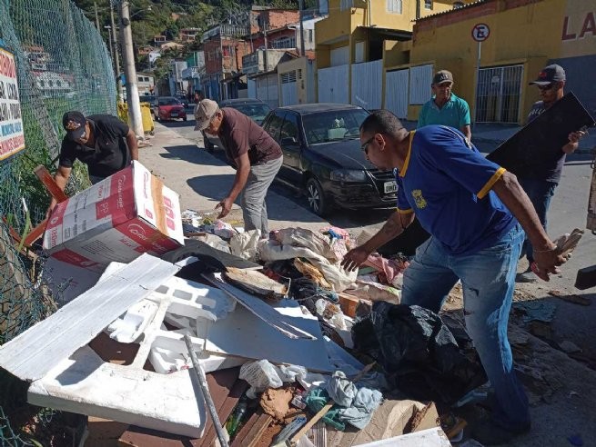 Prefeitura prossegue com campanha de conscientização para o descarte correto de lixo em lixeiras e caçambas públicas