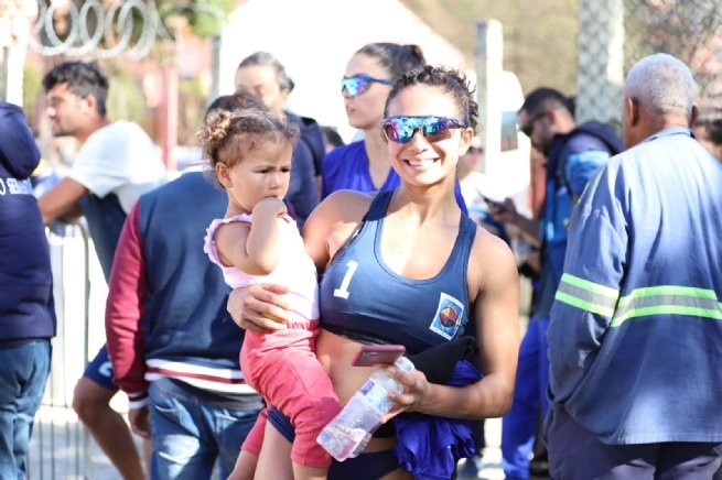 Atleta e mãe: jogadora de vôlei de praia de São Sebastião concilia maternidade e esporte nos Jogos Regionais